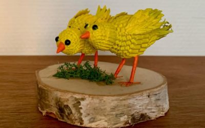 Poussins sur socle en bois